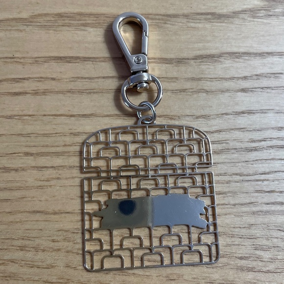 La Mer Skin Care Charm Clip On Gold Tone Designer Logo Advertising Accessory - Picture 2 of 5